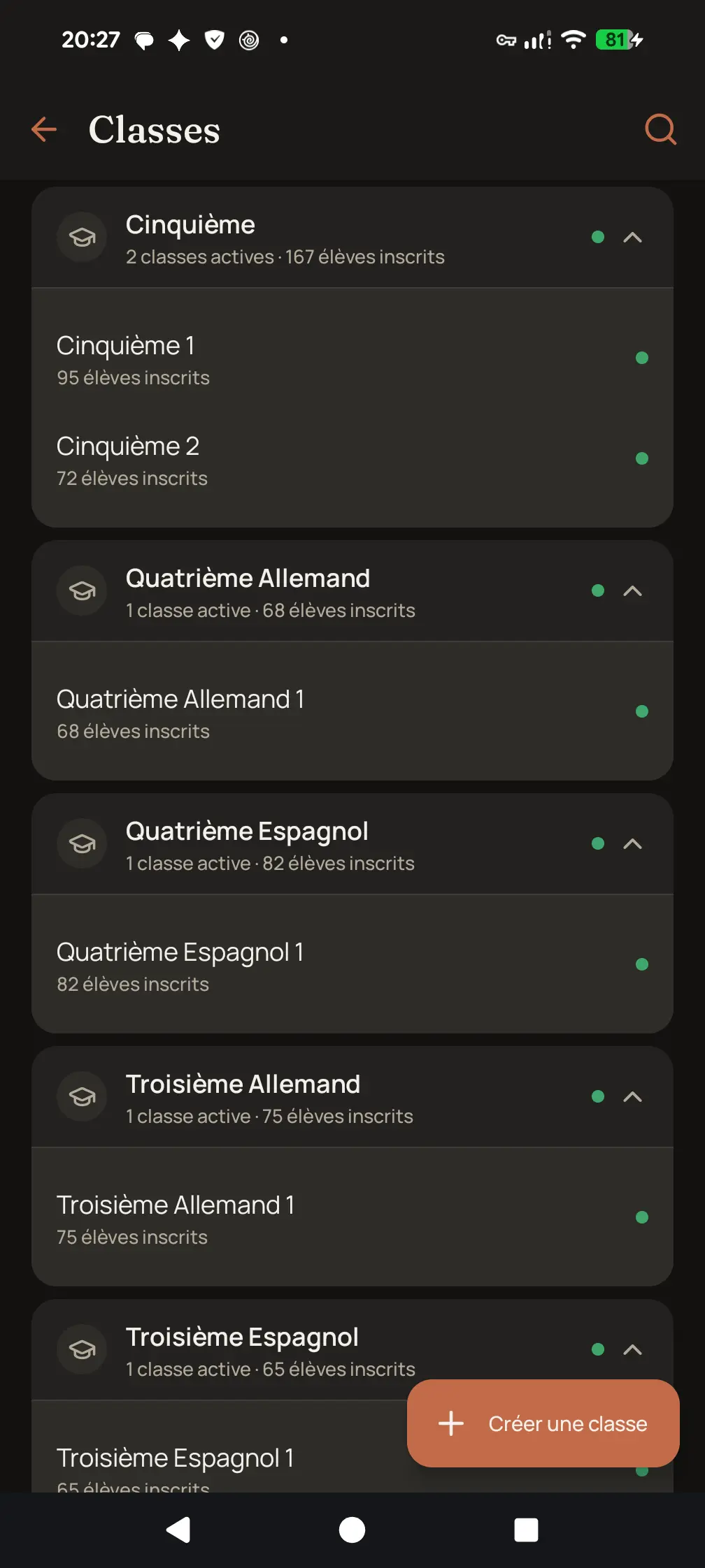 Écran Classes de l'application SkoolMob : liste des classes ouvertes dans l'école, avec niveau, série et nombre d'élèves.