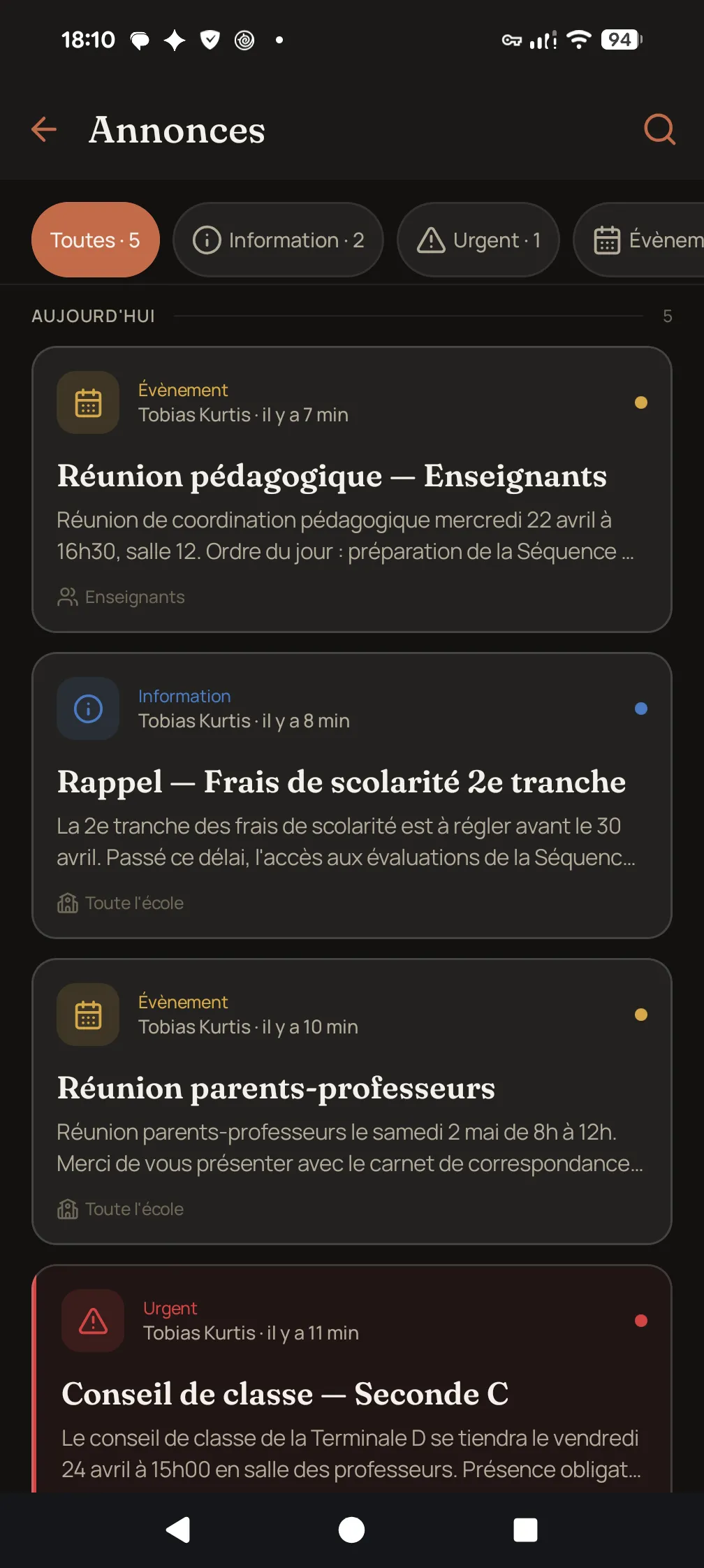 Écran Communication de l'application SkoolMob : liste des annonces publiées par le chef d'établissement, avec titre, date et nombre de destinataires.