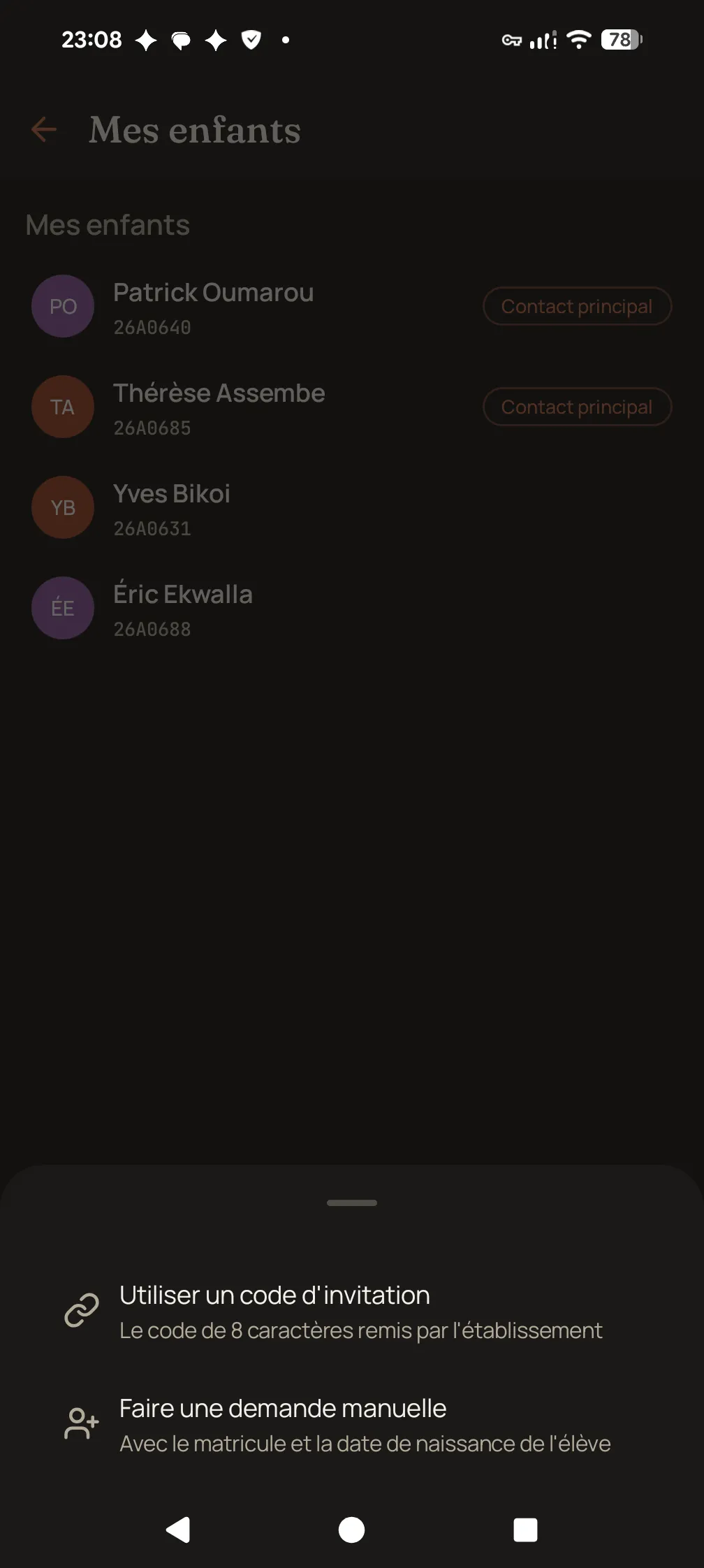Écran Liaison parents-enfants de l'application SkoolMob : liste des élèves avec leurs codes d'invitation.