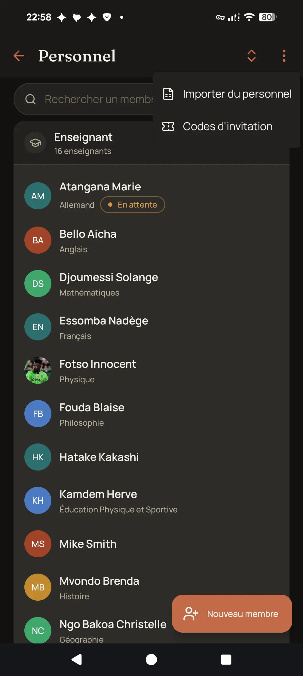 Écran Personnel de l'application SkoolMob : liste des enseignants et administratifs avec photo, nom, rôle et fonction.